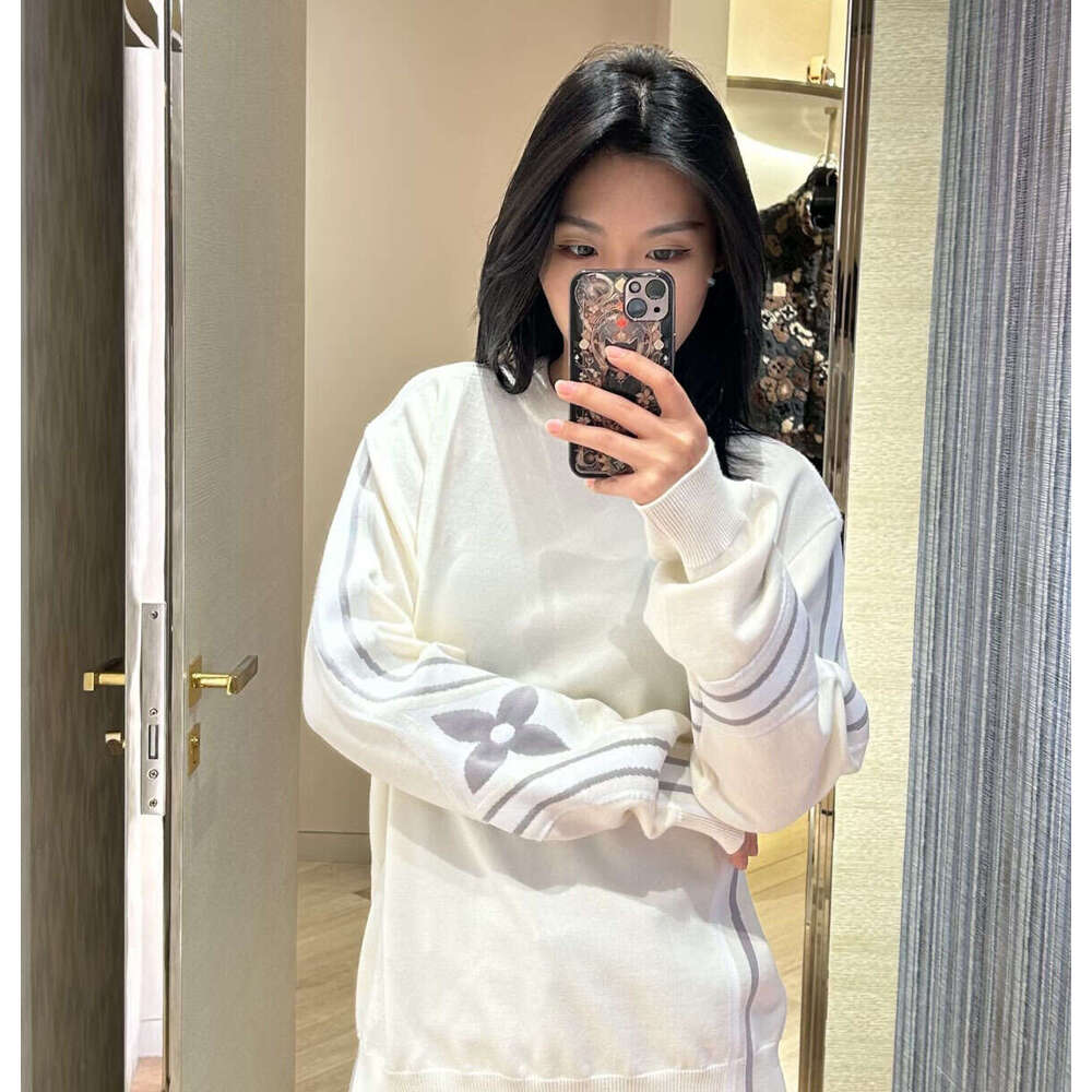 2026 Autumn/Winter New Heart Patch Leather Round Neck Hoodie Long Sleeve Solid Color Simple Wool Knitted Women's Sweater