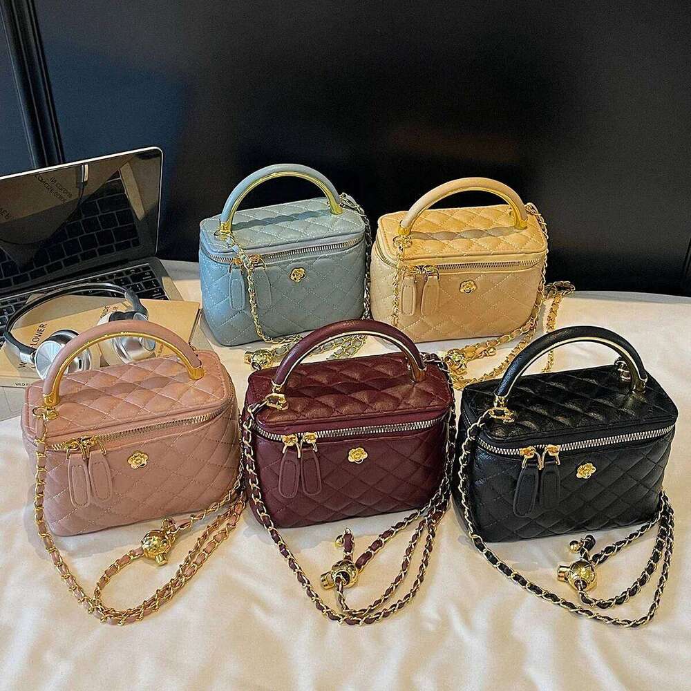 Women Luxury Shoulder Bag Diamond Quilted Metal Flower Accent Large Capacity Zipper Adjustable Strap for Daily Travel Business XJ260125