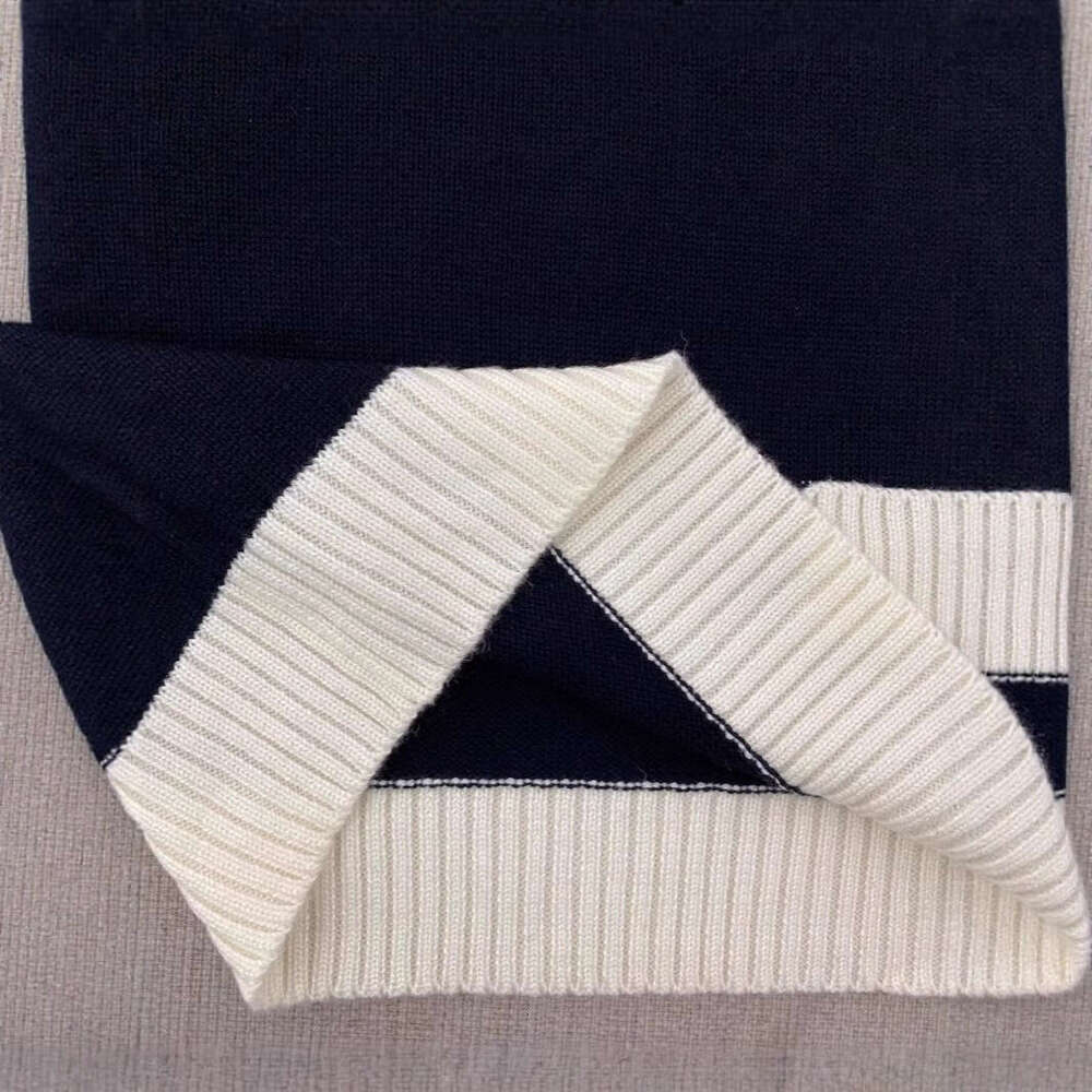 2026 Spring/Summer New French Top Fashion Celebrity Same Black and White Contrast Short Knitted Hoodie