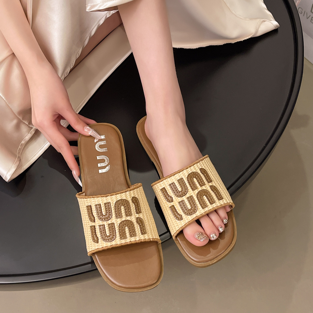 Hot free shipping flat slippers for womens flat slippers black beige brown Fashionable and versatile outdoor beach slippers