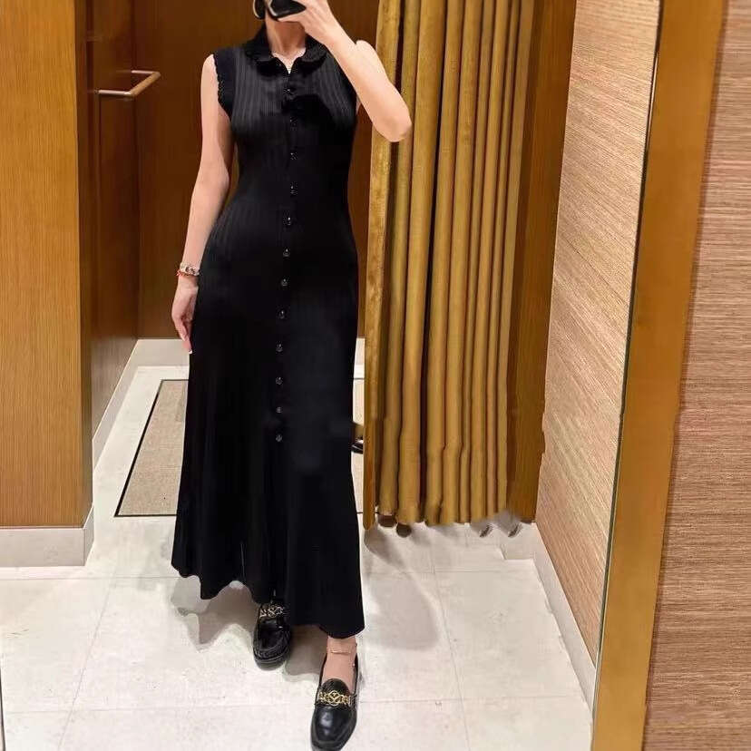 2026 French Elegant Designer Autumn New Lace Sleeves Slim Black Knitted Dress