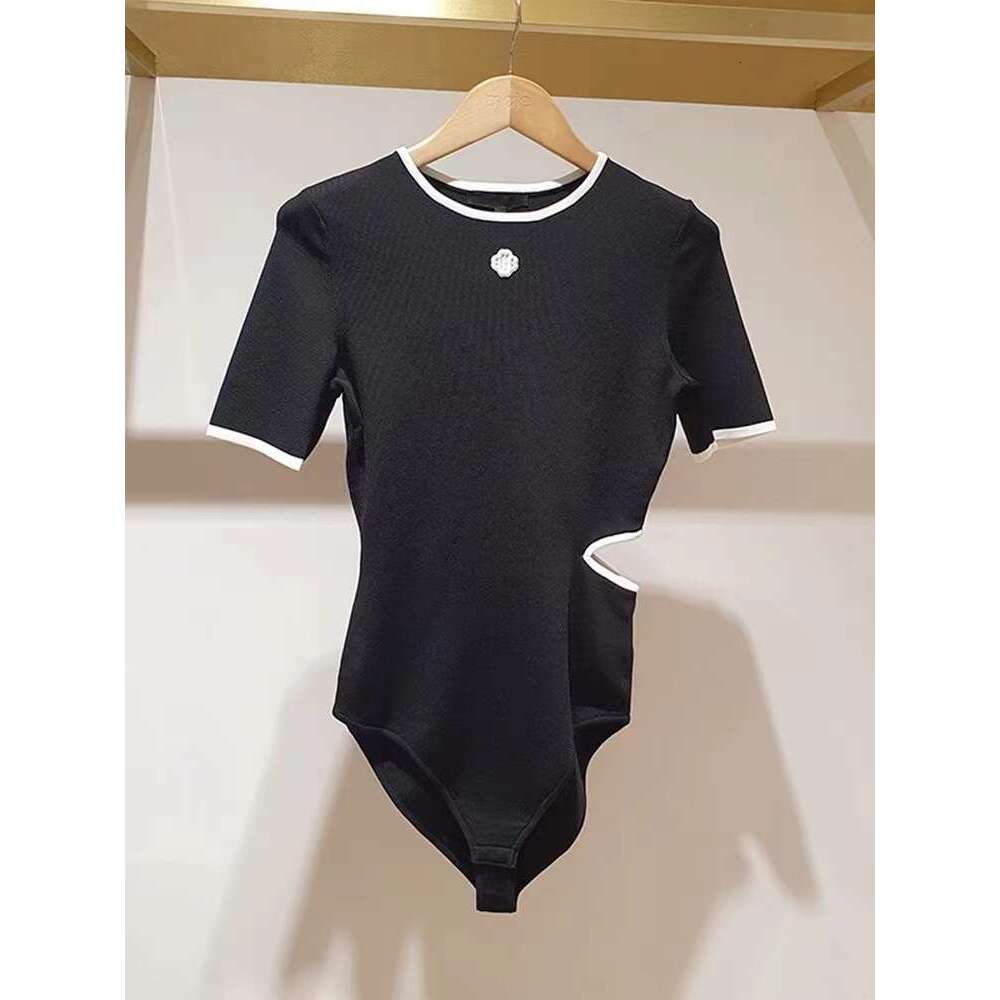 French Elegance 2026 Early Autumn Designer Color blocked Short Sleeve Round Neck Waist Knitted Sweater Elastic Slimming jumpsuit