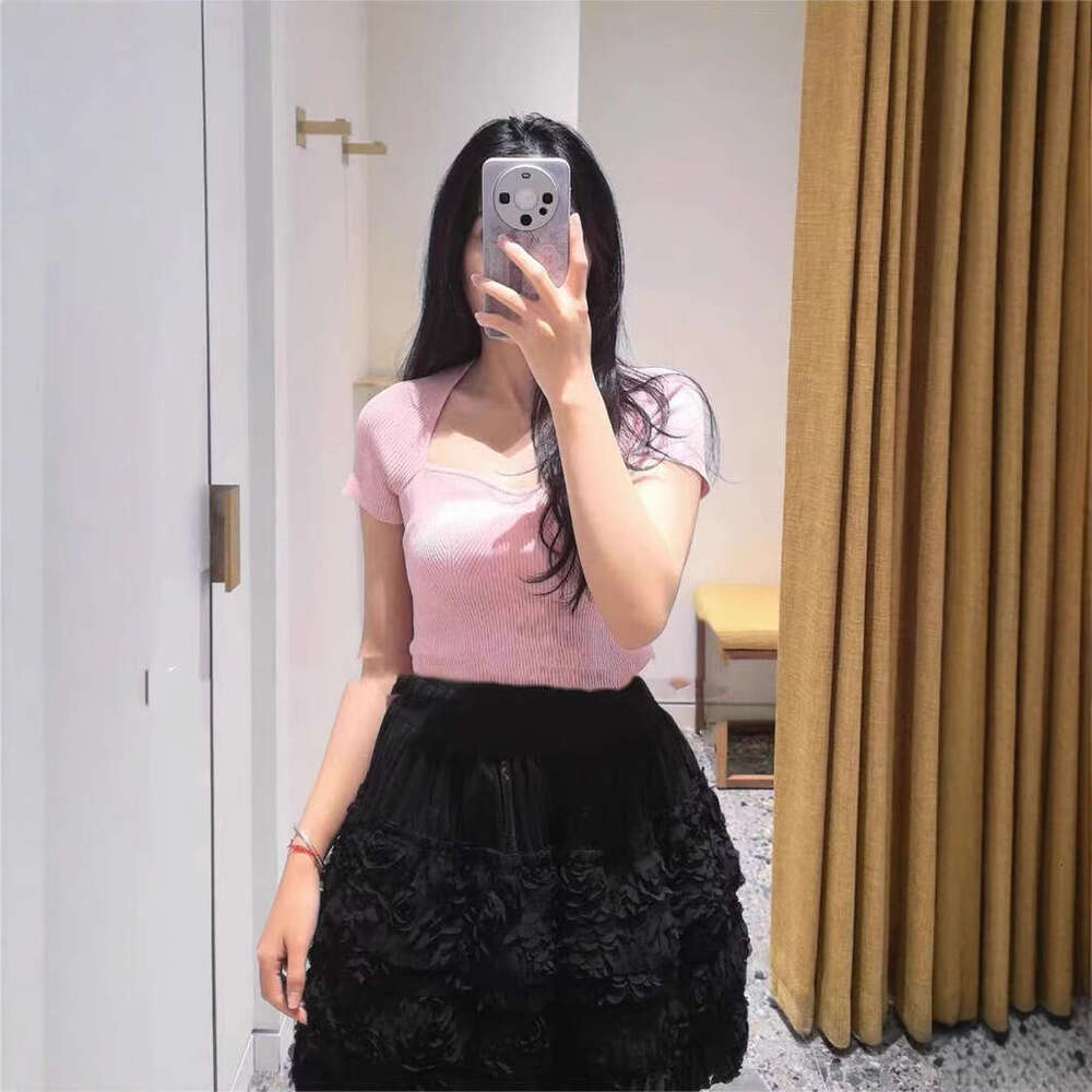 2026 early spring French elegant designer U-neck short sleeved slim knit T-shirt basic shirt for women
