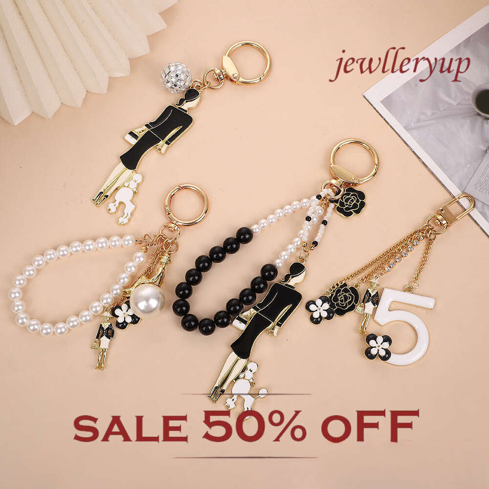 Alloy keychain pendant Women's pearl accessory A versatile and error-proof fashion item