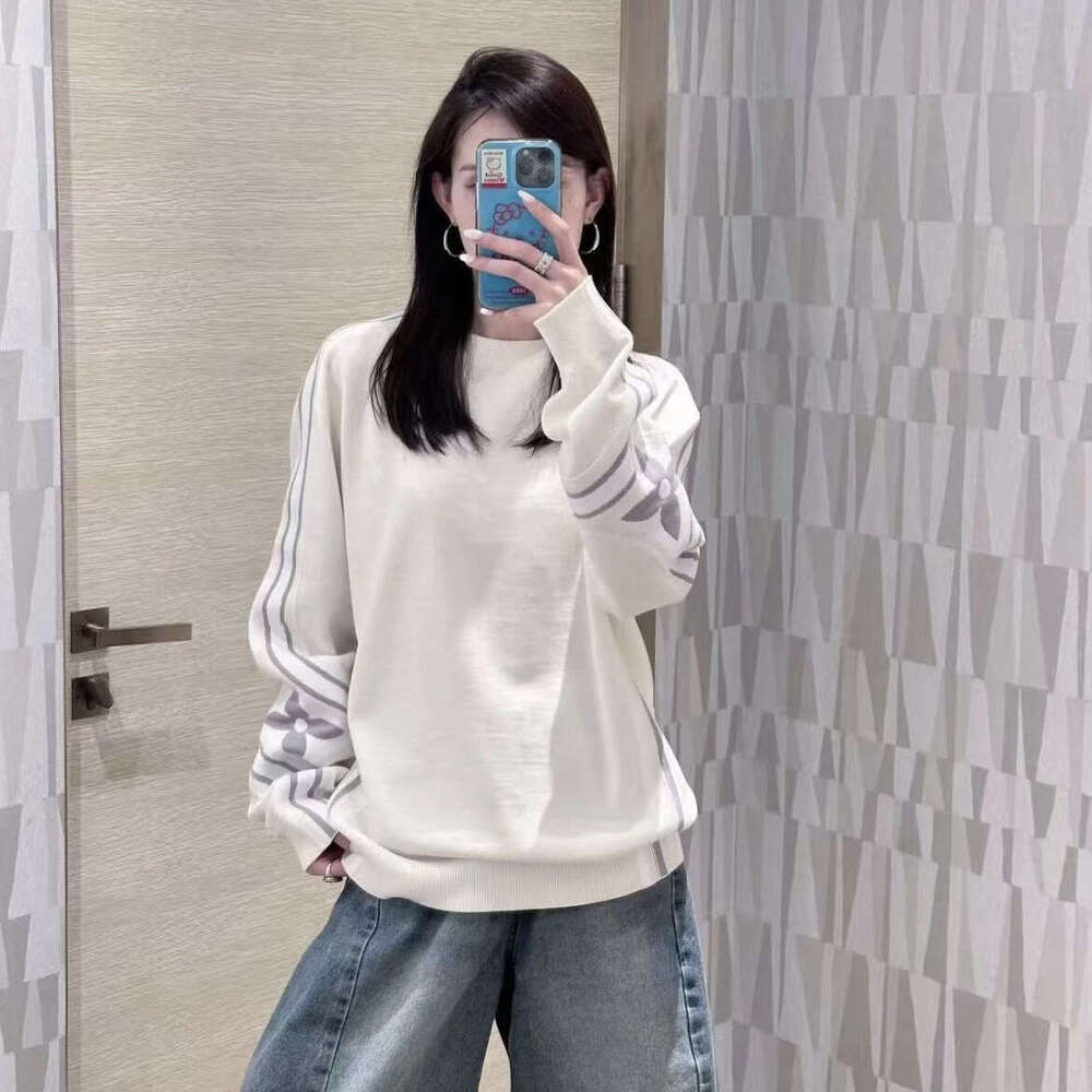 2026 Autumn/Winter New Heart Patch Leather Round Neck Hoodie Long Sleeve Solid Color Simple Wool Knitted Women's Sweater