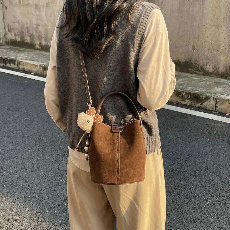 New Korean Style Simple Crossbody Women Retro Matte Shoulder Comfortable and Versatile Texture Casual Handle Bucket Bag XJ260125
