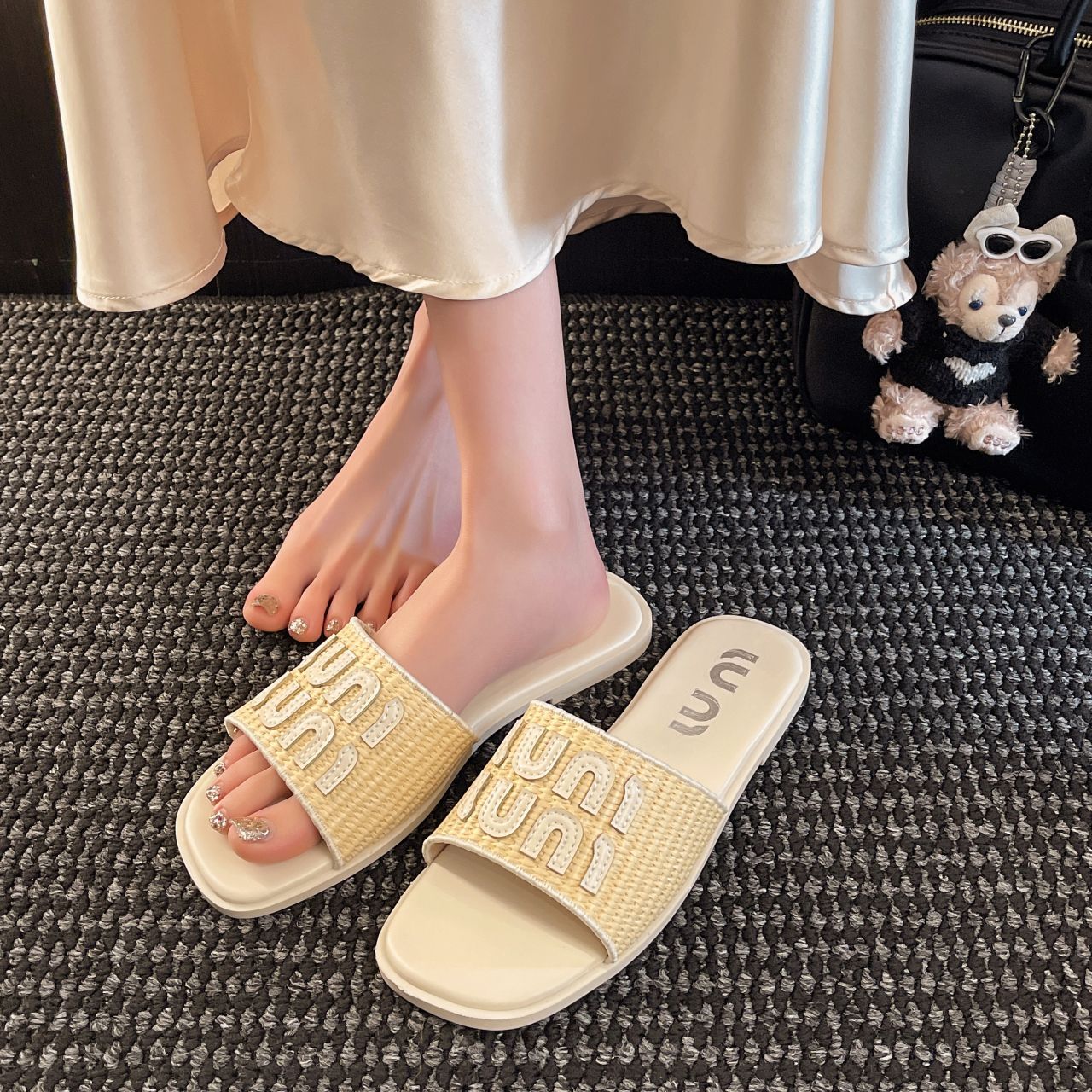 Hot free shipping flat slippers for womens flat slippers black beige brown Fashionable and versatile outdoor beach slippers