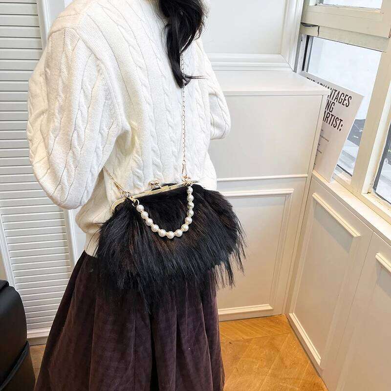 Autumn and winter plush clip fashion chain slanted shoulder hand dinner bag XJ260125