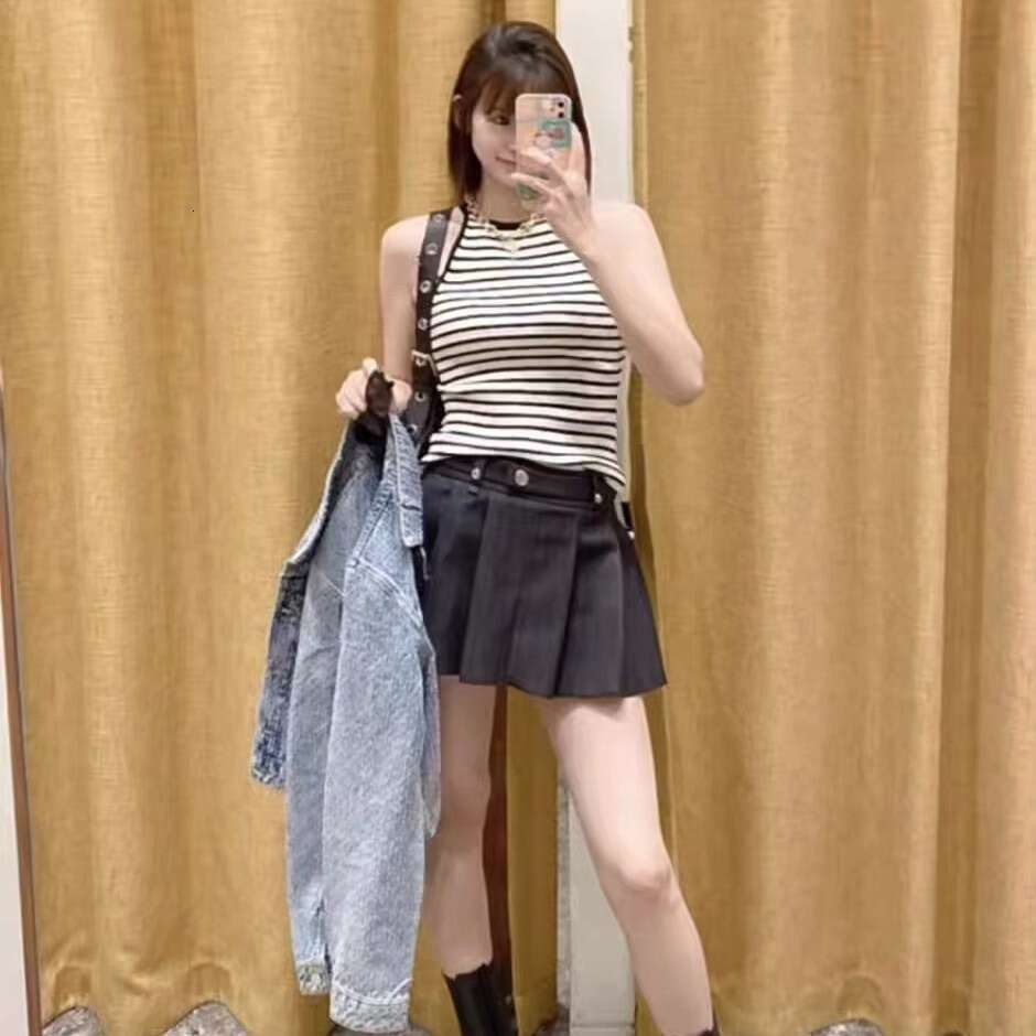 2026 Designer Spring/Summer New Striped Knitted Black and White Sleeveless Tank Top for Women