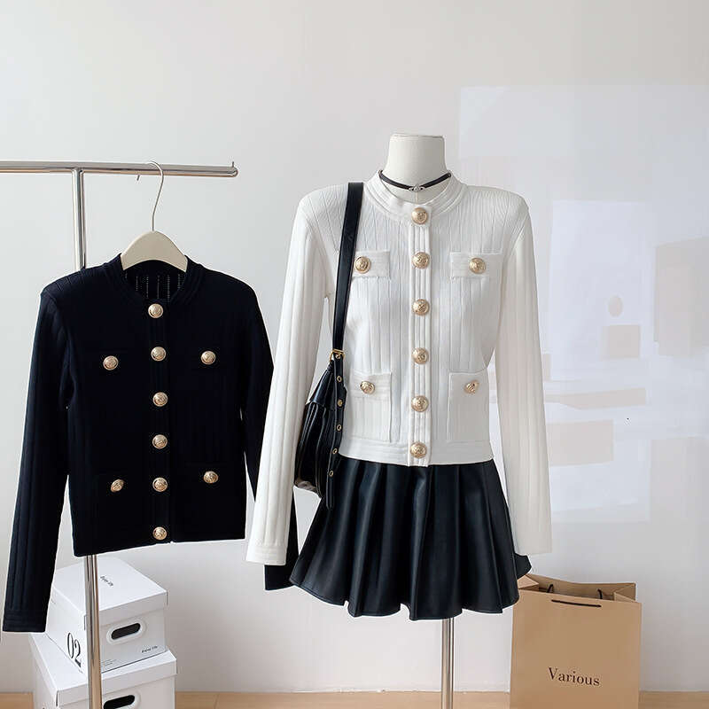 2026 Autumn/Winter New Small Fragrant Metal Buckle Knitted Cardigan Social Style Double Pocket Design Women's Top