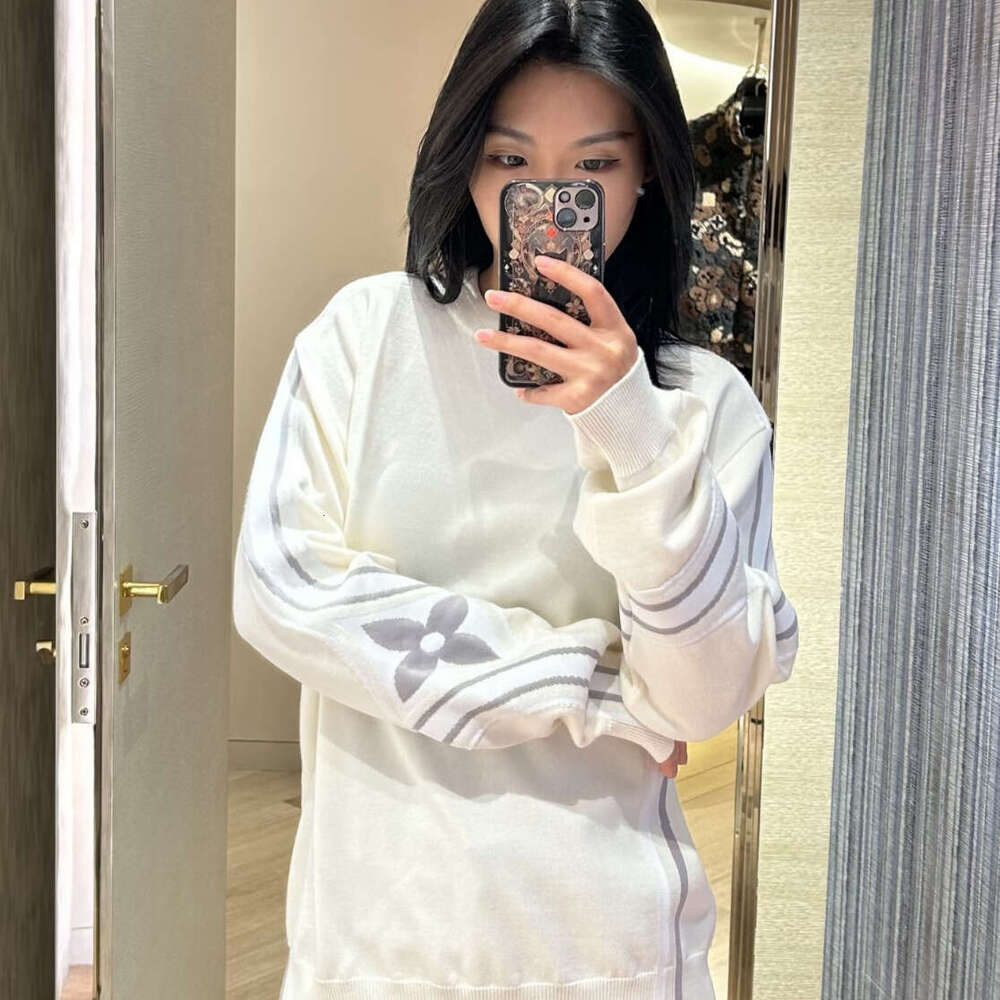 2026 Autumn/Winter New Heart Patch Leather Round Neck Hoodie Long Sleeve Solid Color Simple Wool Knitted Women's Sweater