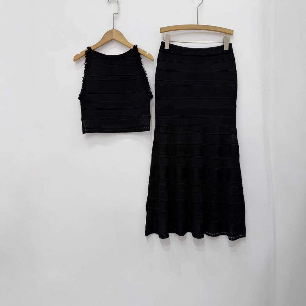 French elegance 2026 summer new designer slim fit sleeveless knitted slim fit vest top women's skirt set