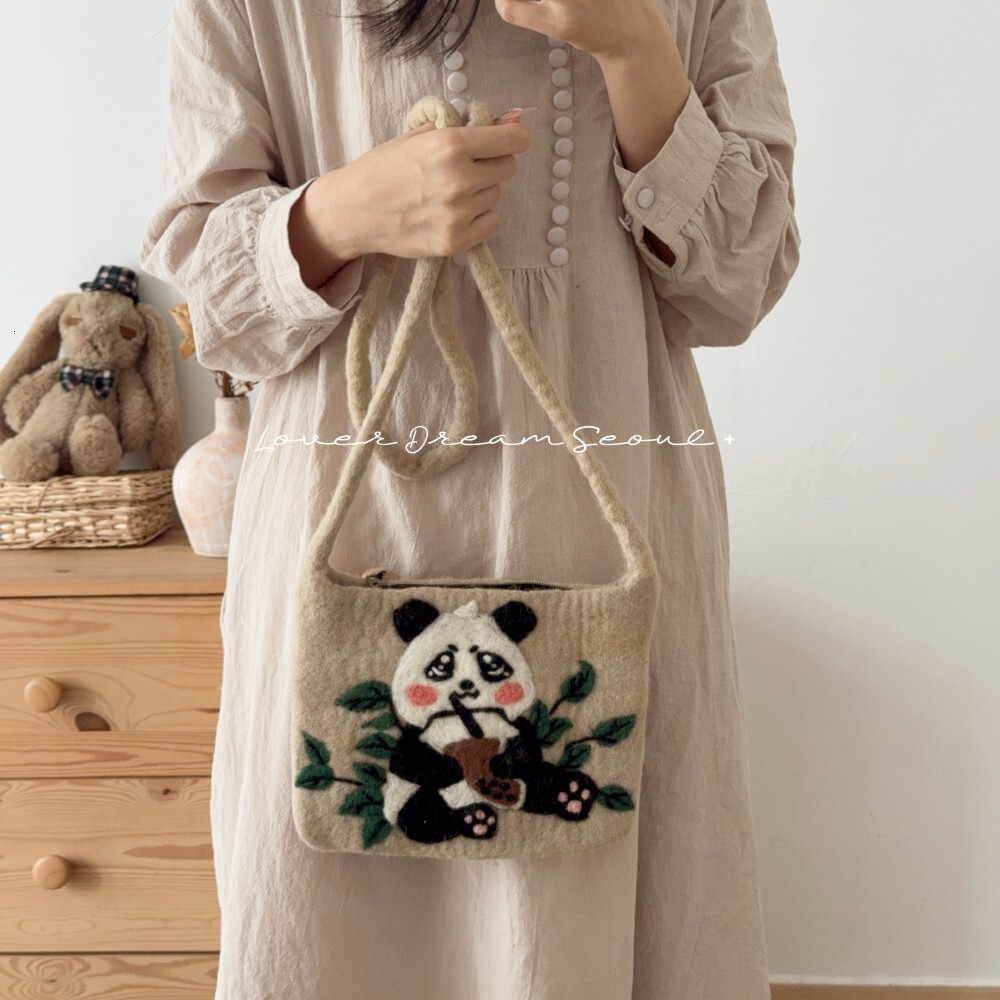 European And American Autumn Winter New Cartoon Panda Wool Felt Crossbody Cute Niche Design Shoulder Bag Fashion Accessory