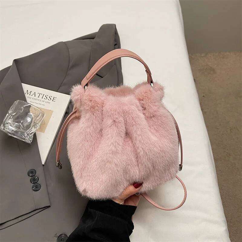 Winter New Fluffy Textured Casual Crossbody Bags Women Fashion Bucket Korean Style Simple and Versatile Handle Shoulder Bag XJ260125