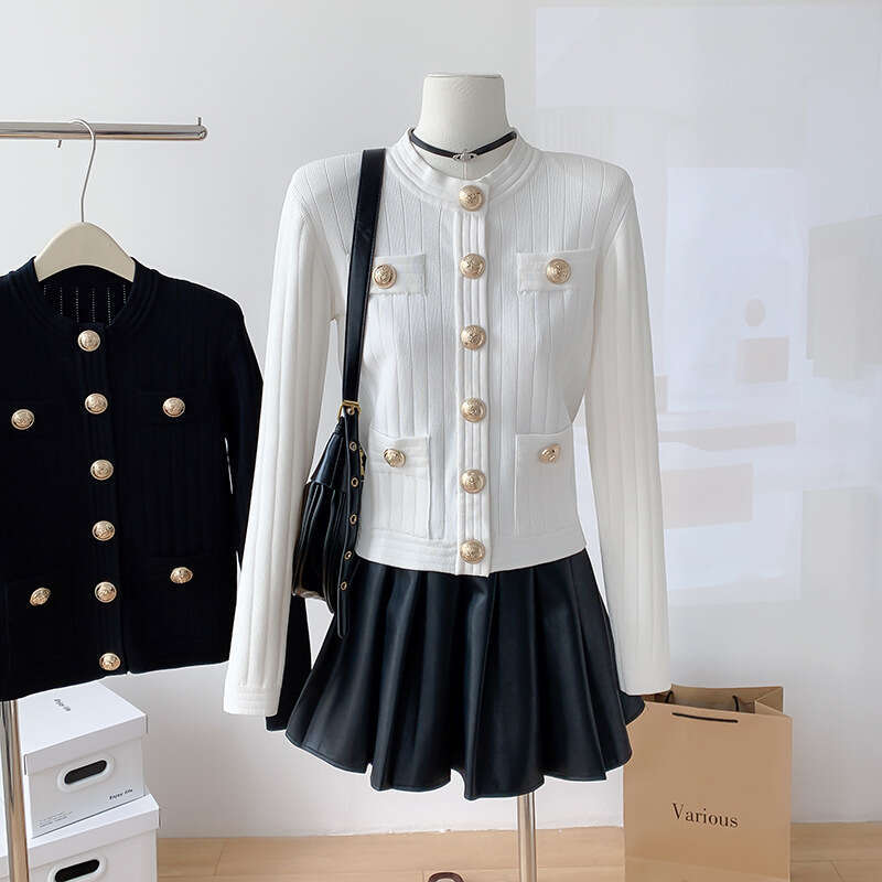 2026 Autumn/Winter New Small Fragrant Metal Buckle Knitted Cardigan Social Style Double Pocket Design Women's Top