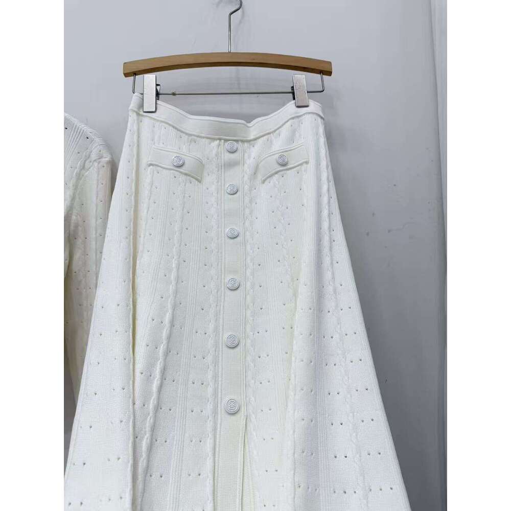 2026 autumn and winter French elegant small fragrance jacquard single breasted slim fit long sleeved knitted women's cardigan