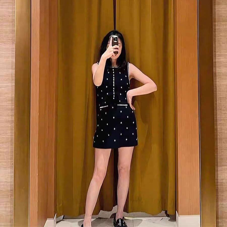 2026 Spring New French Designer Niche Style High Waist Knitted Short Skirt Beaded Edge Tank Top Set