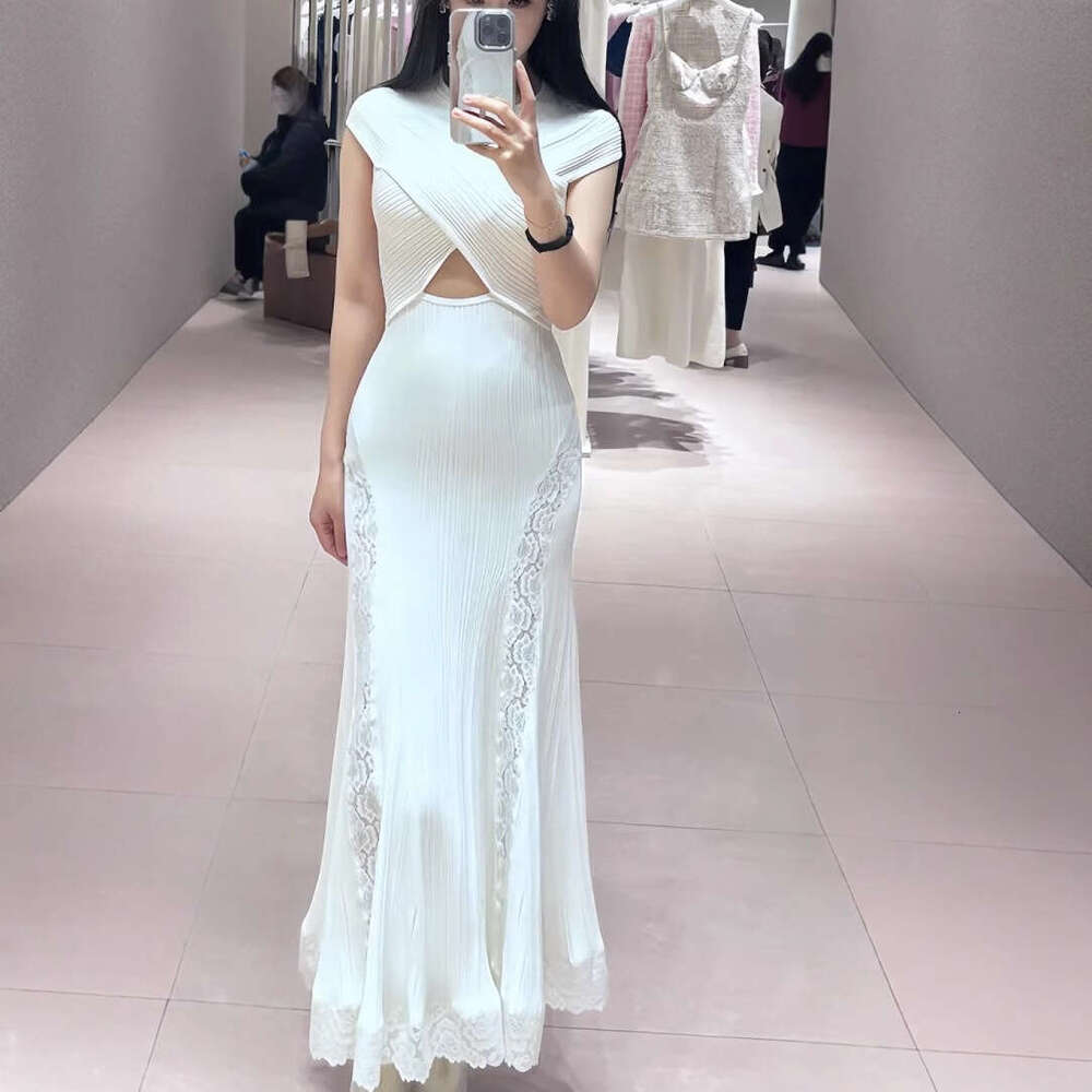 2026 Spring New Designer French Elegant and Soft Style V-neck Hollow Knitted Dress