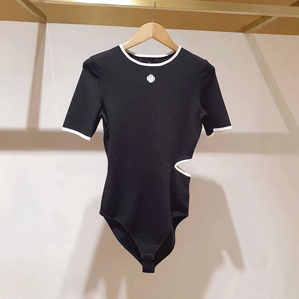 French Elegance 2026 Early Autumn Designer Color blocked Short Sleeve Round Neck Waist Knitted Sweater Elastic Slimming jumpsuit