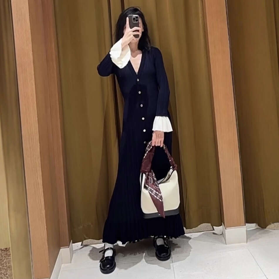 2026 autumn and winter French elegant temperament Hepburn style V-neck flared pants knitted long skirt