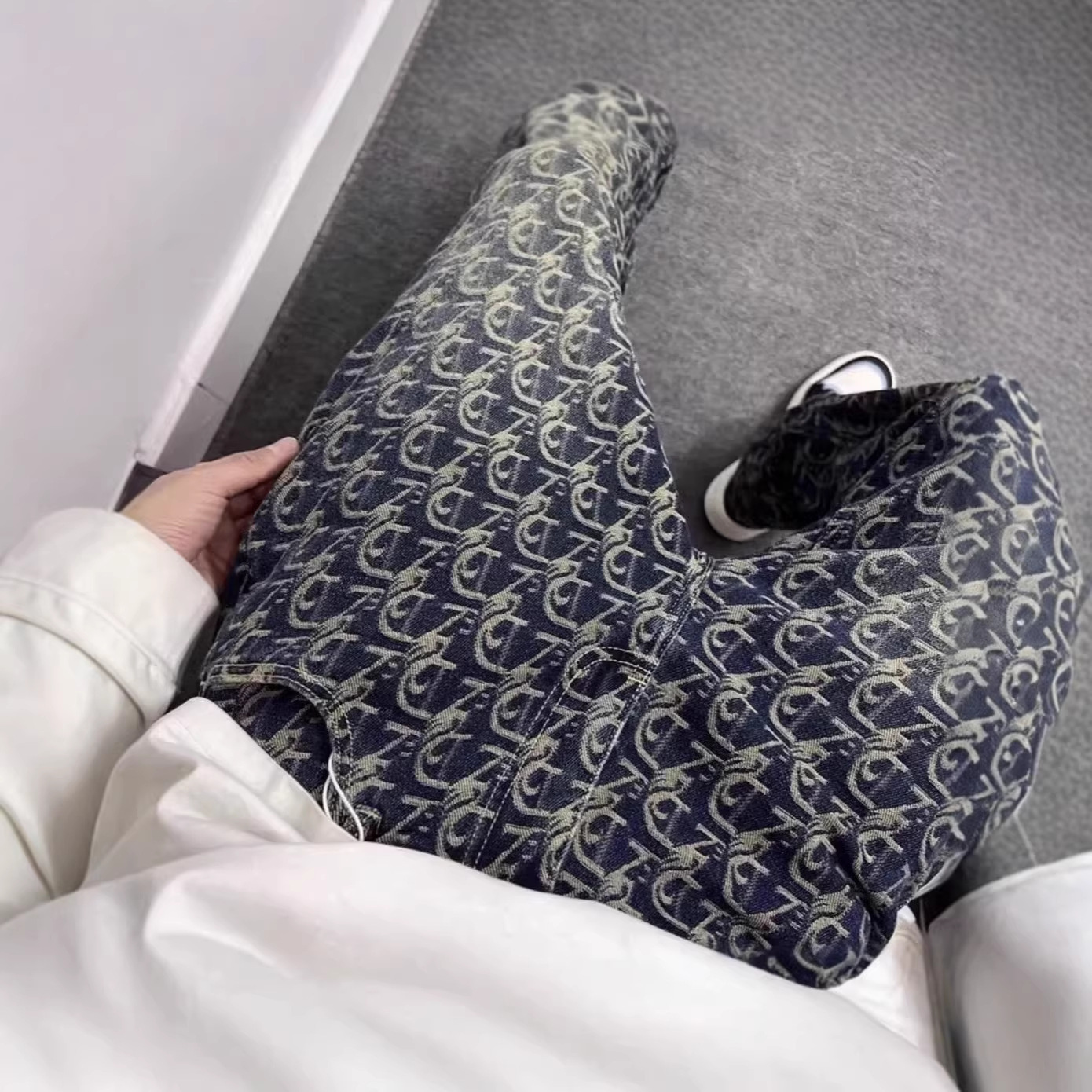 Mens Retro Jacquard Embroidery Jeans Casual Straight Fit Long Pants High End Light Luxury Design Men's Clothing Daily Outfit