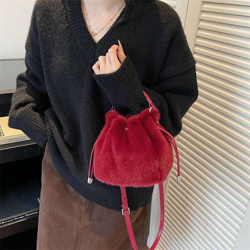 Fashionable Bucket Soft Fluff Mini Shoulder Bags for Women 2025 Winter Trend Korean Plush Handbags Crossbody Bag XJ260125