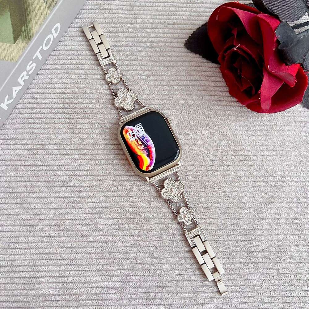 Four-Leaf Clover Diamond-Encrusted Apple Watch Band for Series 10/9/8/7 Alloy Metal Bracelet Women's Fashion Dressy Replacement Strap Fashion