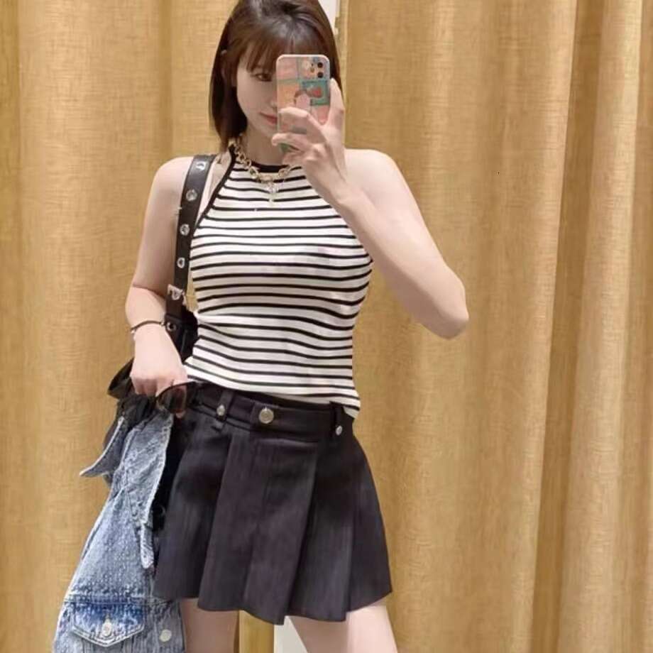 2026 Designer Spring/Summer New Striped Knitted Black and White Sleeveless Tank Top for Women