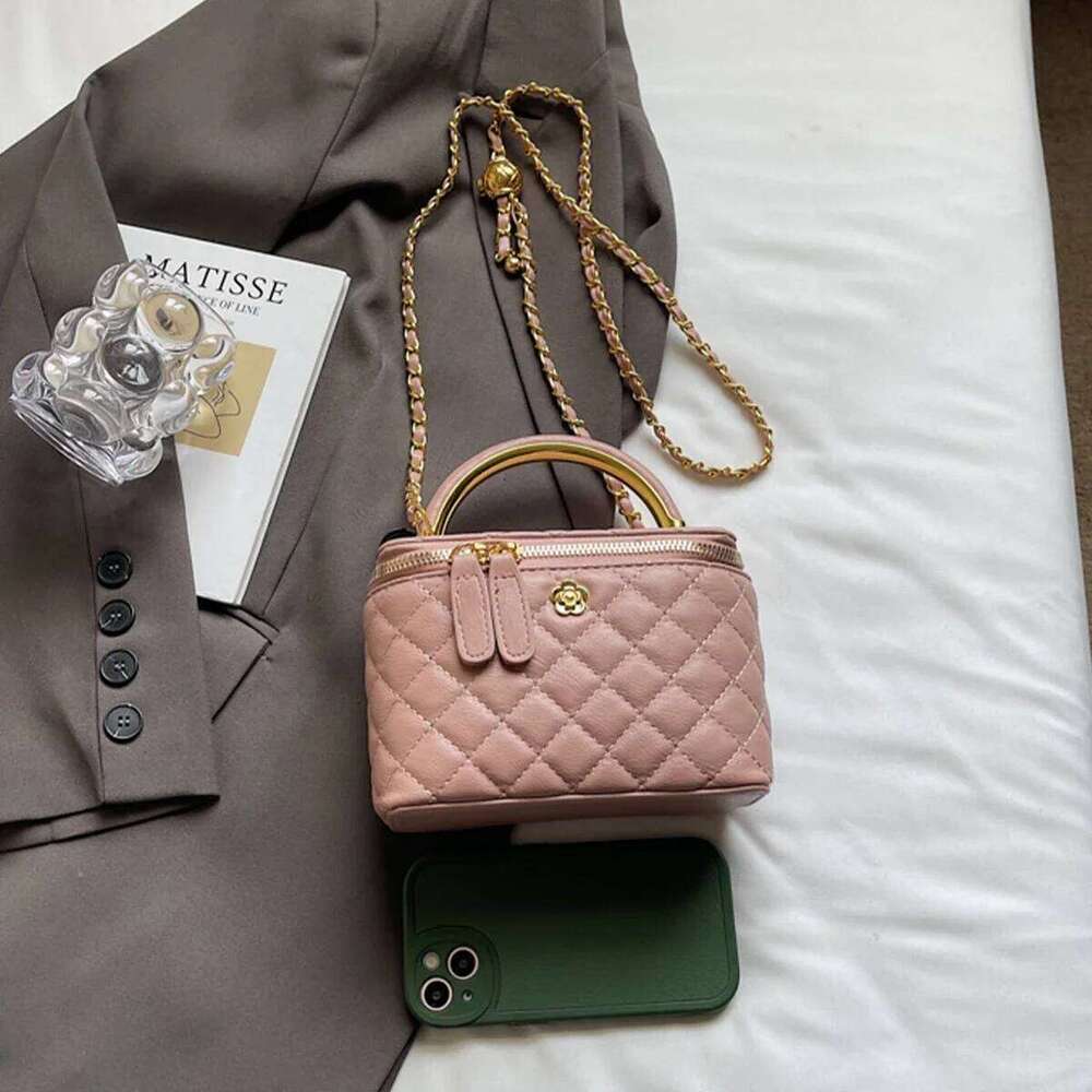 Women Luxury Shoulder Bag Diamond Quilted Metal Flower Accent Large Capacity Zipper Adjustable Strap for Daily Travel Business XJ260125