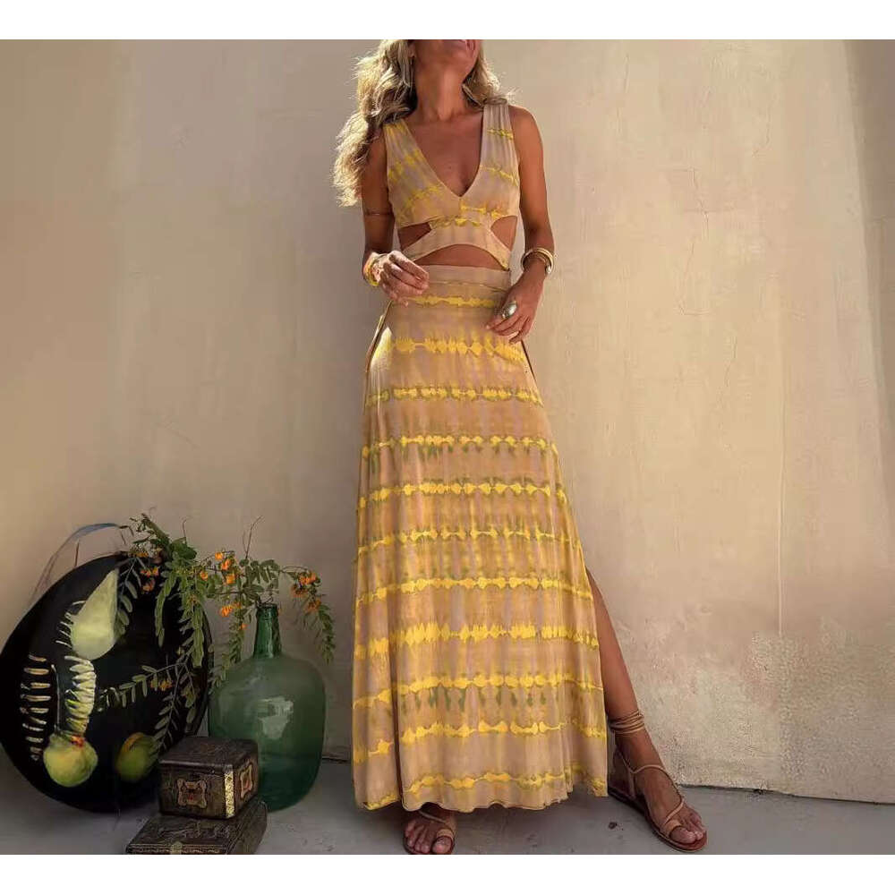 In 2026, celebrities from the European and American independent websites will wear the same printed V-neck revealing sexy slim fit dress