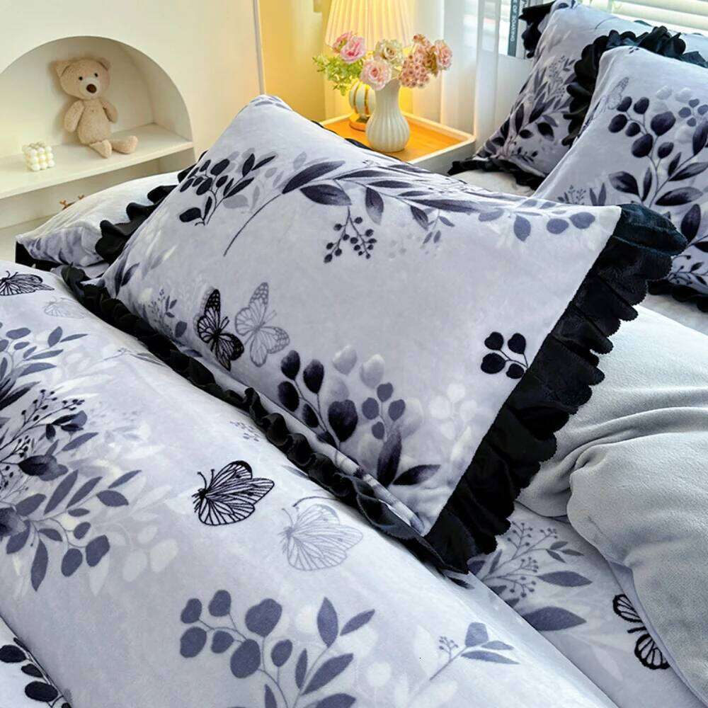 Double-Sided Milk Printed Four-Piece Thickened Winter Warm Bedding Set Carved Velvet Quilt Cover Pillowcase Bed Skirt Y260124