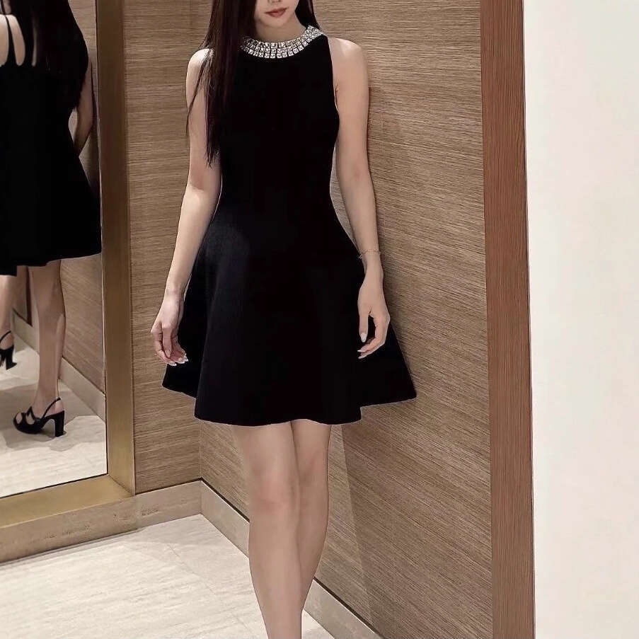 French Elegance 2026 Autumn New Social Style Water Diamond Round Neck Knitted Sleeveless Waist Small Black Dress