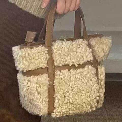 New Plush Fabric Women's Shoulder Crossbody Small Fashion Lambs Wool Fluffy Fur Winter Female Bag Designer Handbags XJ260125