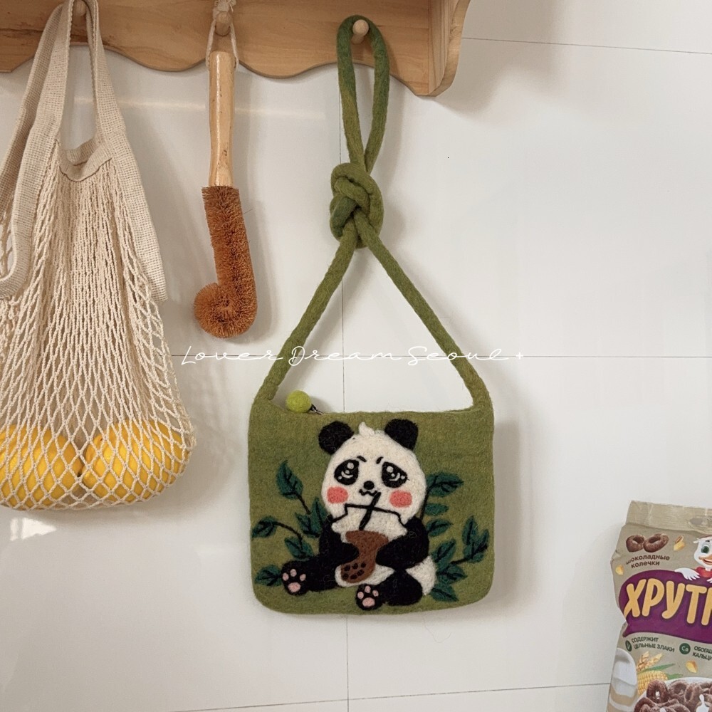 European And American Autumn Winter New Cartoon Panda Wool Felt Crossbody Cute Niche Design Shoulder Bag Fashion Accessory