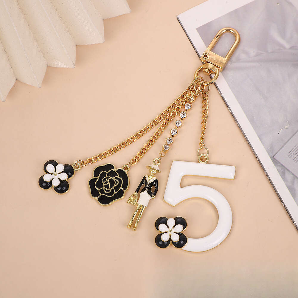 Alloy keychain pendant Women's pearl accessory A versatile and error-proof fashion item