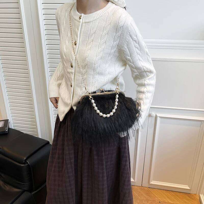 Autumn and winter plush clip fashion chain slanted shoulder hand dinner bag XJ260125