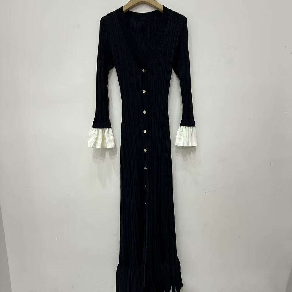 2026 autumn and winter French elegant temperament Hepburn style V-neck flared pants knitted long skirt