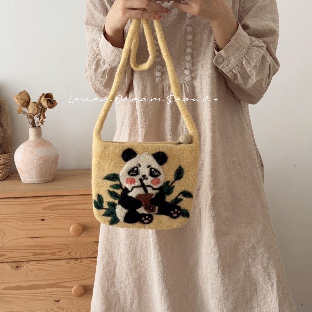 European And American Autumn Winter New Cartoon Panda Wool Felt Crossbody Cute Niche Design Shoulder Bag Fashion Accessory