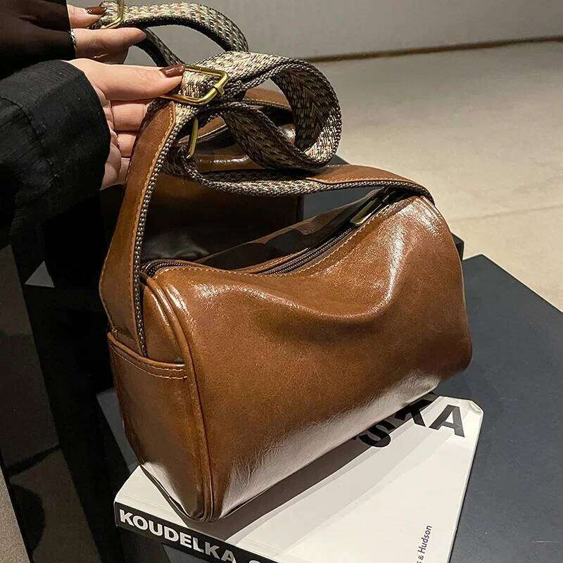 Large capacity women's autumn and winter fashion shoulder crossbody bag, high-end texture, niche design, pillow bag XJ260125