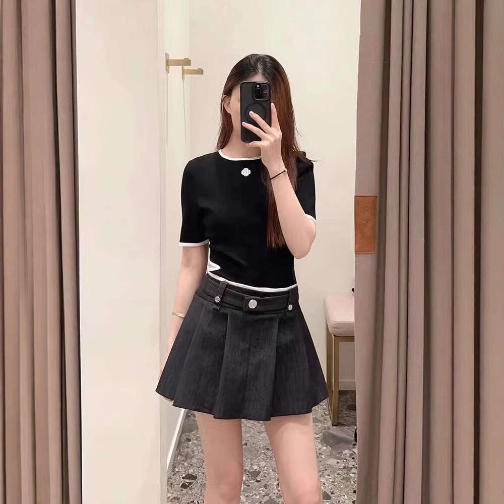 French Elegance 2026 Early Autumn Designer Color blocked Short Sleeve Round Neck Waist Knitted Sweater Elastic Slimming jumpsuit