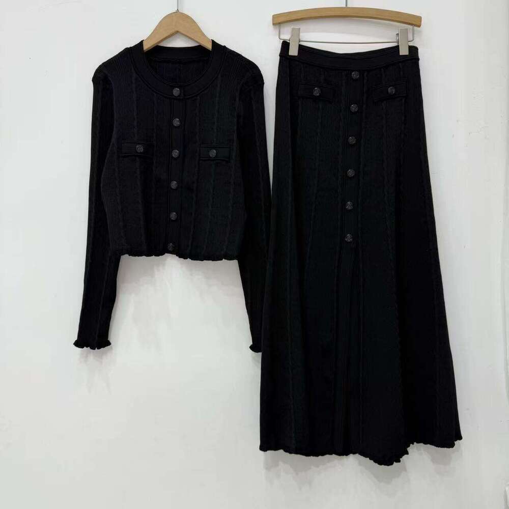 2026 autumn and winter French elegant small fragrance jacquard single breasted slim fit long sleeved knitted women's cardigan