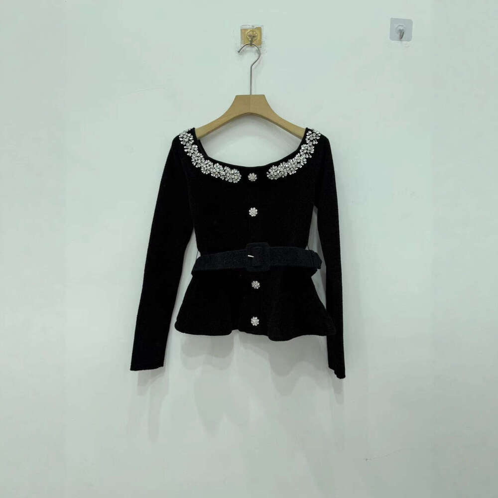 2026 French Elegant Autumn Designer Elegant One Shoulder Diamond Nail Knitted Top