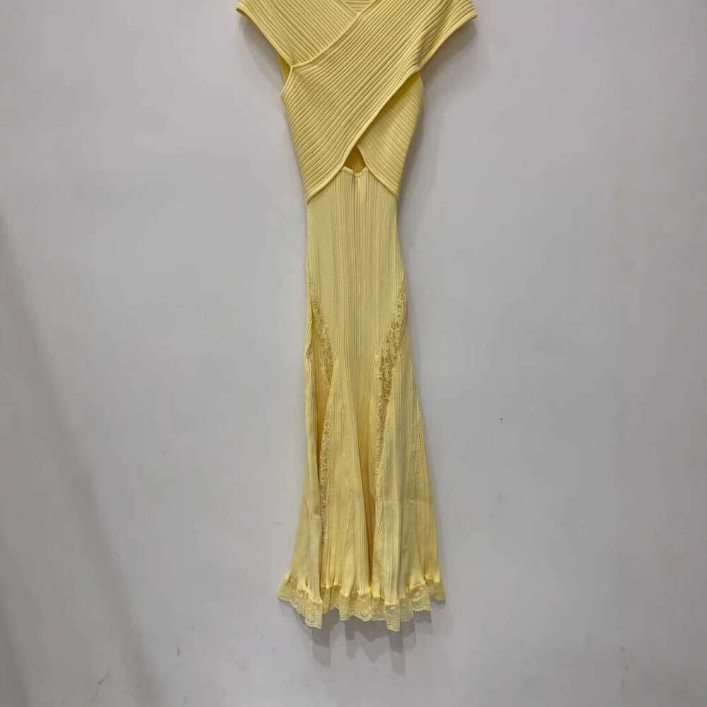 2026 Spring New Designer French Elegant and Soft Style V-neck Hollow Knitted Dress