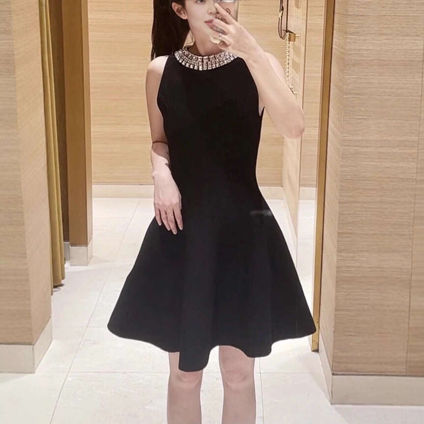 French Elegance 2026 Autumn New Social Style Water Diamond Round Neck Knitted Sleeveless Waist Small Black Dress
