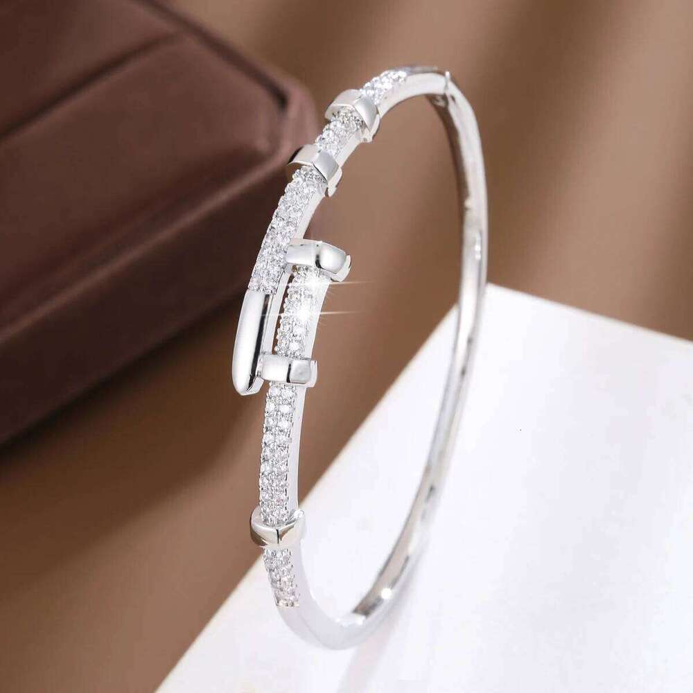 Personalized Geometric Line Design Synthetic Zirconia Women's Bracelet For Daily Gift Jewelry Accessories XJ260127