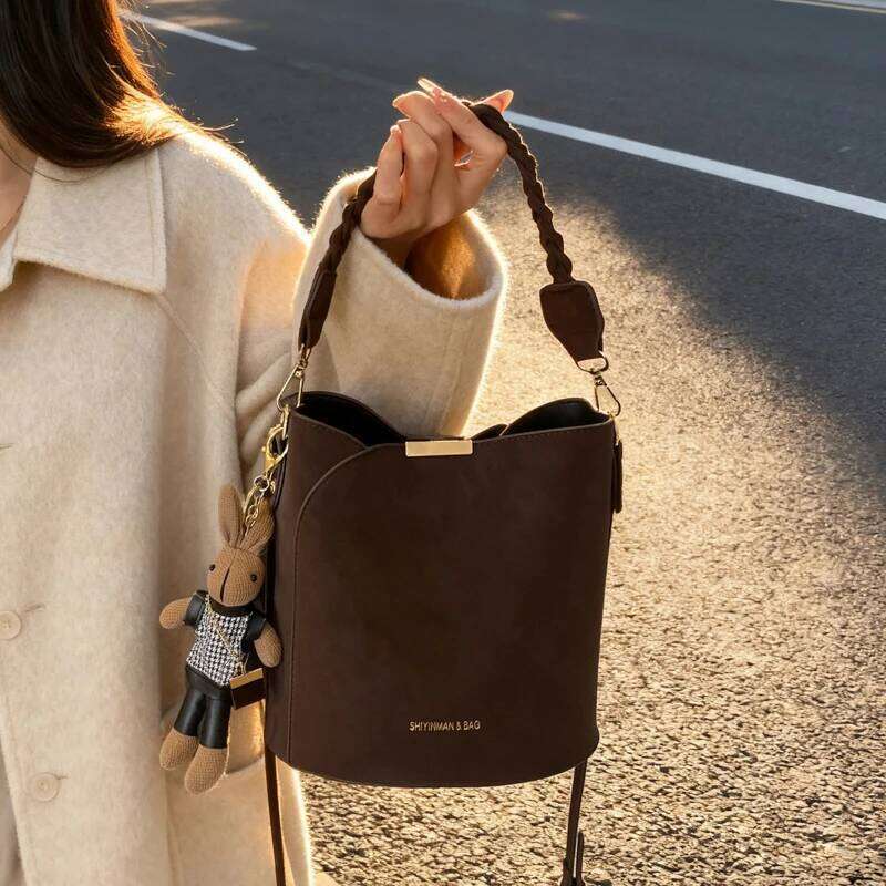 Vintage Niche Light Luxury Women's New Autumn and Winter Super Hot High-end Shoulder Crossbody Portable Bucket Bag