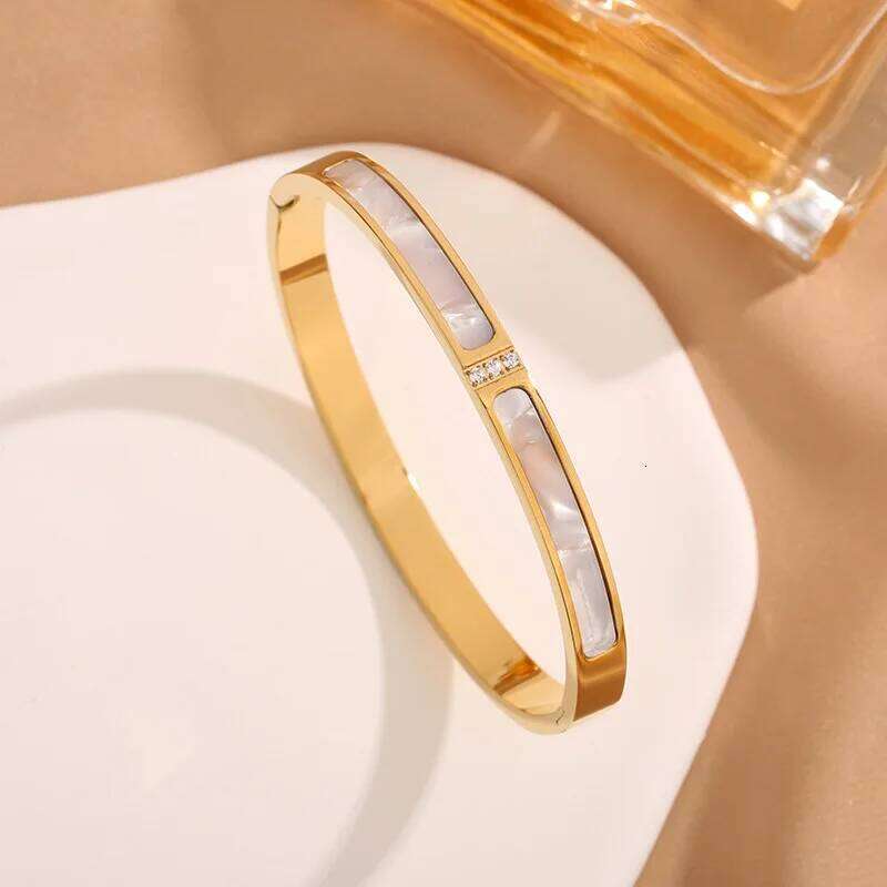 New Titanium Steel High end White Shell Fritillaria Women's Simple and Personalized Bracelet XJ260127