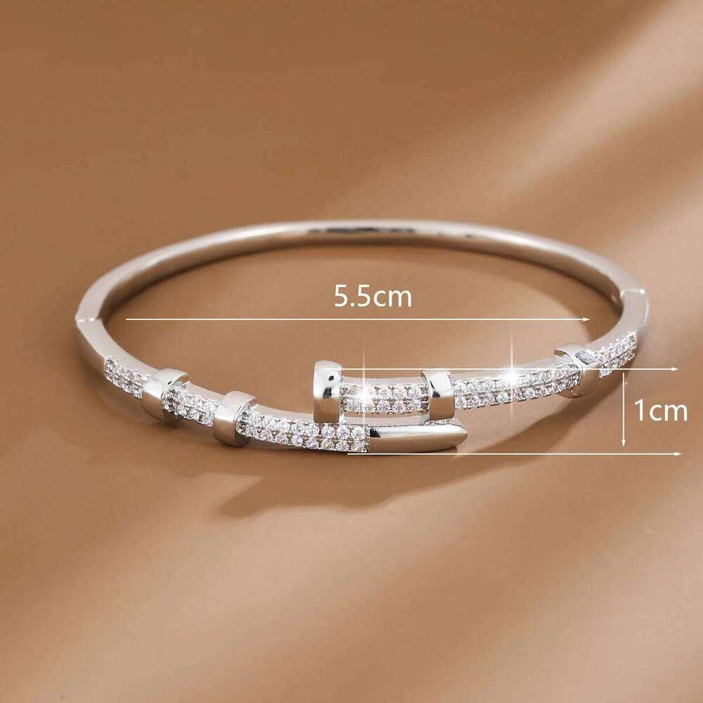 Personalized Geometric Line Design Synthetic Zirconia Women's Bracelet For Daily Gift Jewelry Accessories XJ260127