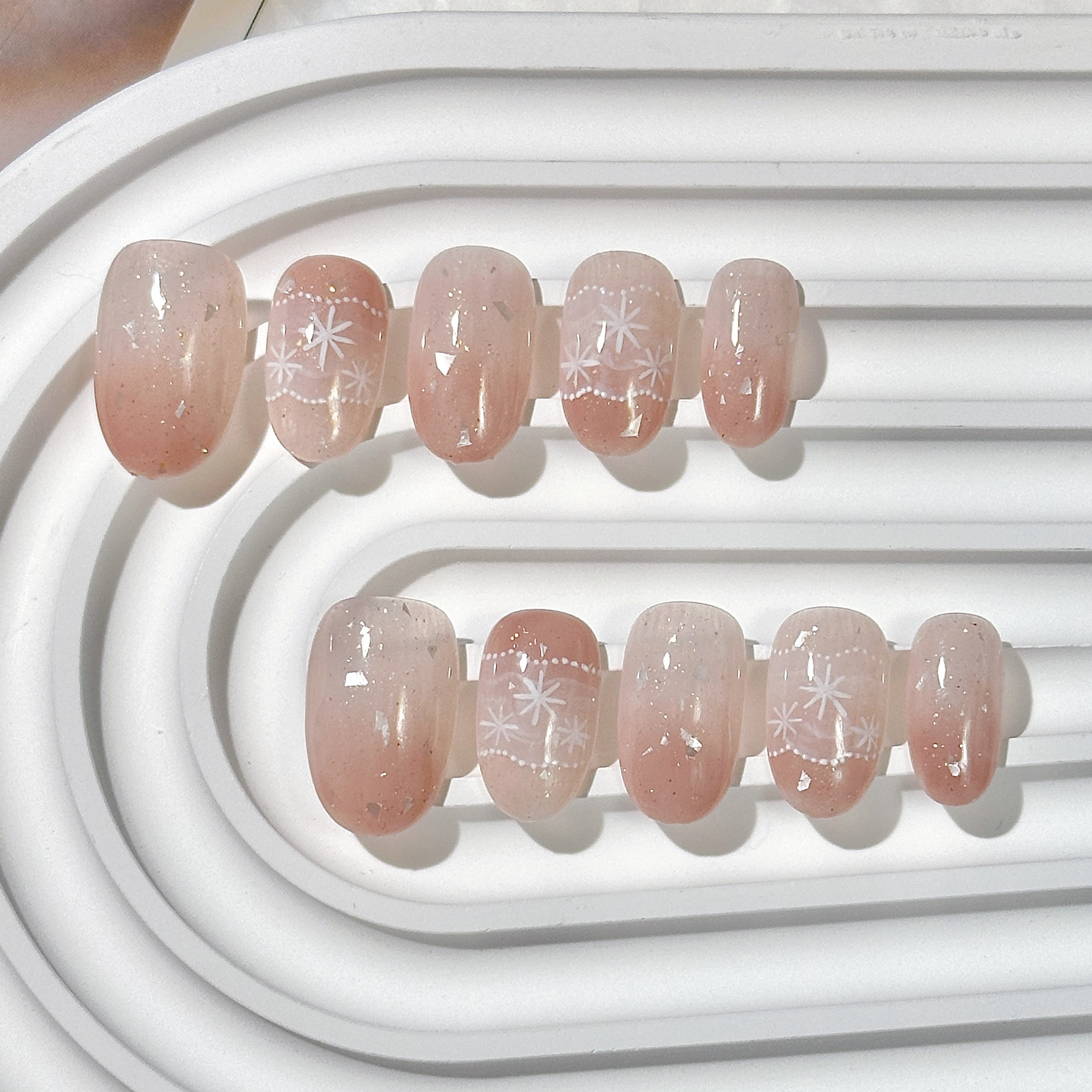 Durable Ombre Effect Artificial Polish-On Acrylic Tips: Artisanal Precision for Effortlessly Chic Hands