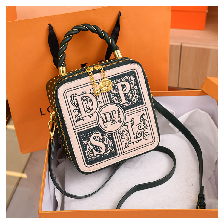 Summer New Style Good Design Embroidery Retro Style Letter Hand Carry Shoulder Shoulder Sling Bag